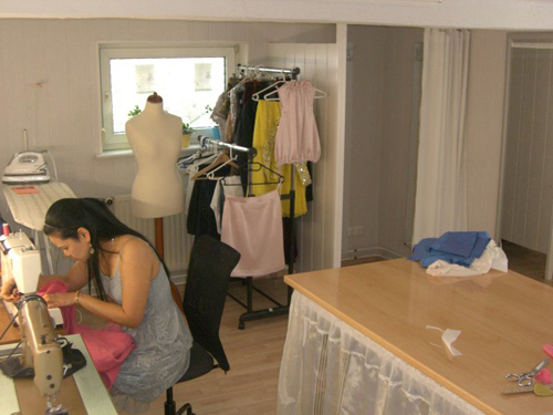 Frau Alisa Gütlich ist Ihre kompetente Damenschneiderin.