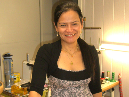 Alisa hat in Thailand gelernt und setzt Ihre Arbeit in Griesheim fort.